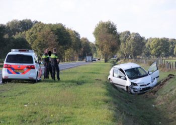 Auto over de kop op de N332 