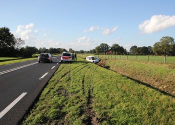 Auto over de kop op de N332 