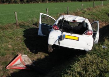 Auto over de kop op de N332 