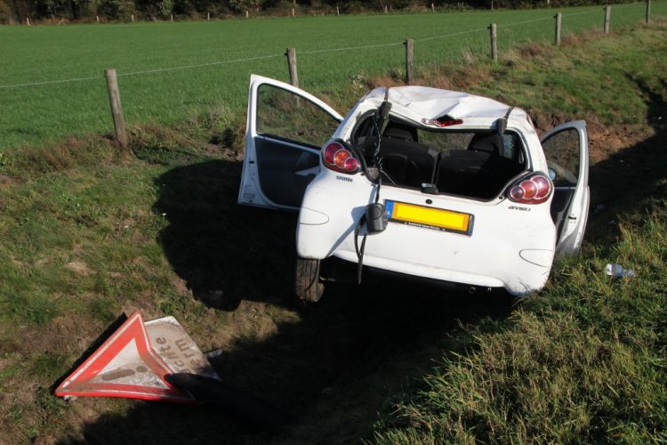 Auto over de kop op de N332 