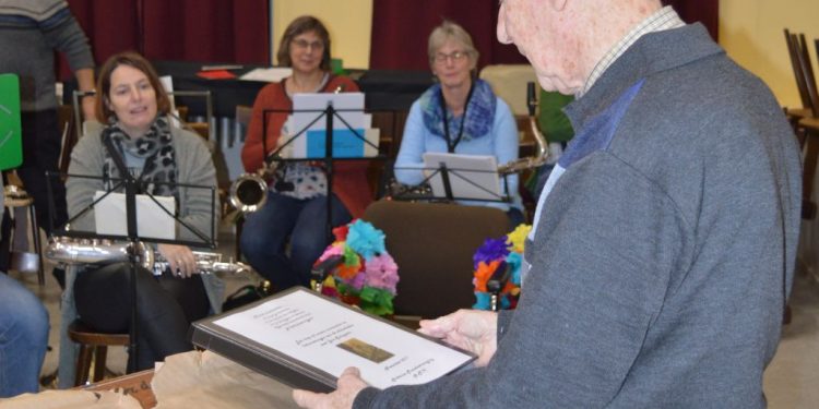 HoltensNieuws.nl Jan Schippers benoemd tot Erelid bij afscheid van HMV Jan Schippers benoemd tot Erelid bij afscheid van HMV hmv