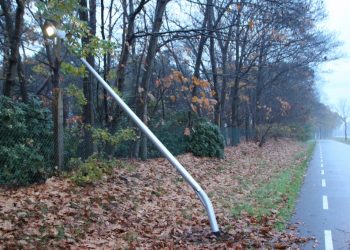 Weer lantaarnpaal vernield op de Parallelweg politie 