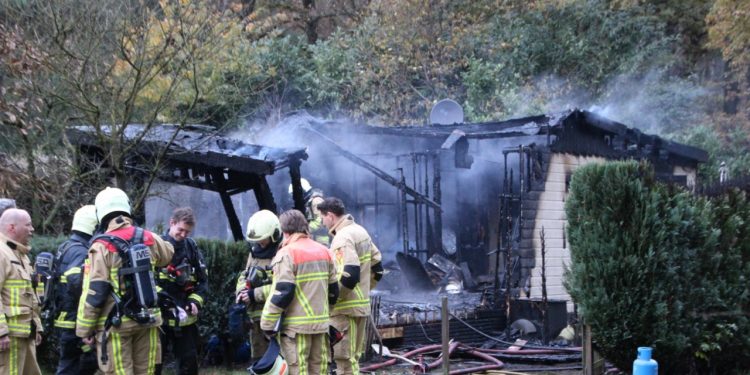 Brand buitenverblijf op camping de Holterberg brandweer 