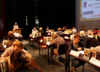 Burgemeester draagt Groot Dictee Rijssen-Holten voor gemeente bibliotheek 