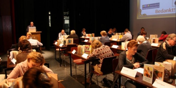 Burgemeester draagt Groot Dictee Rijssen-Holten voor gemeente bibliotheek 