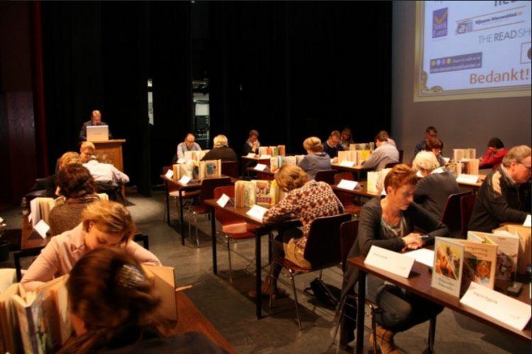 Burgemeester draagt Groot Dictee Rijssen-Holten voor gemeente bibliotheek 