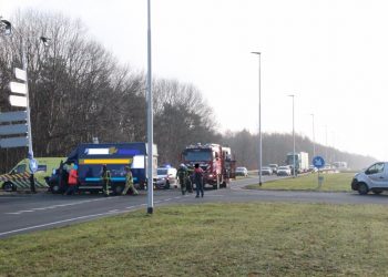 Ongeval met letsel op kruising Markeloseweg en oprit A1 brandweer 