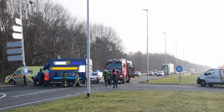 Ongeval met letsel op kruising Markeloseweg en oprit A1 brandweer 