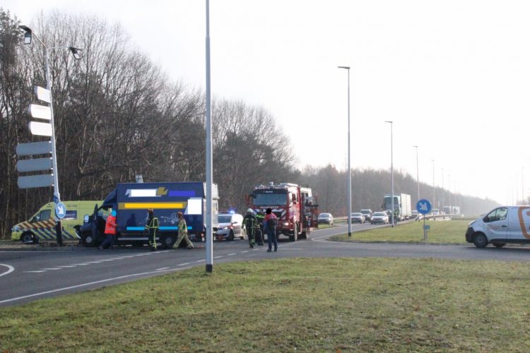 Ongeval met letsel op kruising Markeloseweg en oprit A1 brandweer 