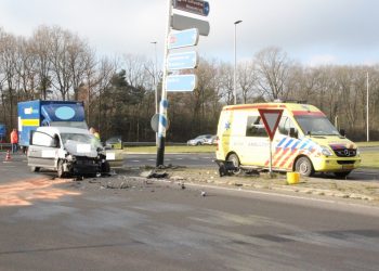 Ongeval met letsel op kruising Markeloseweg en oprit A1 brandweer 