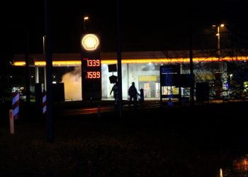 Auto volledig uitgebrand op parkeerplaats Struik brandweer 