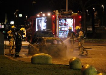 Auto volledig uitgebrand op parkeerplaats Struik brandweer 