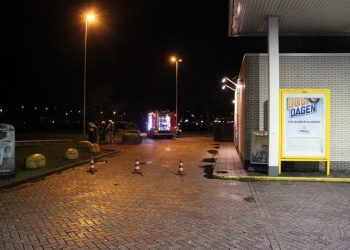 Auto volledig uitgebrand op parkeerplaats Struik brandweer 