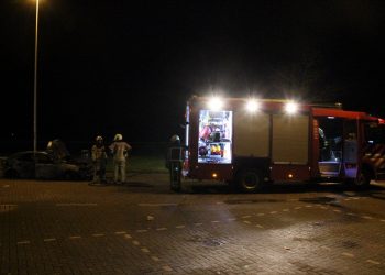 Auto volledig uitgebrand op parkeerplaats Struik brandweer 