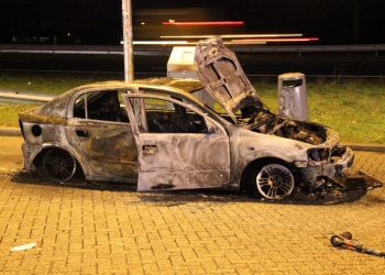 Auto volledig uitgebrand op parkeerplaats Struik brandweer 