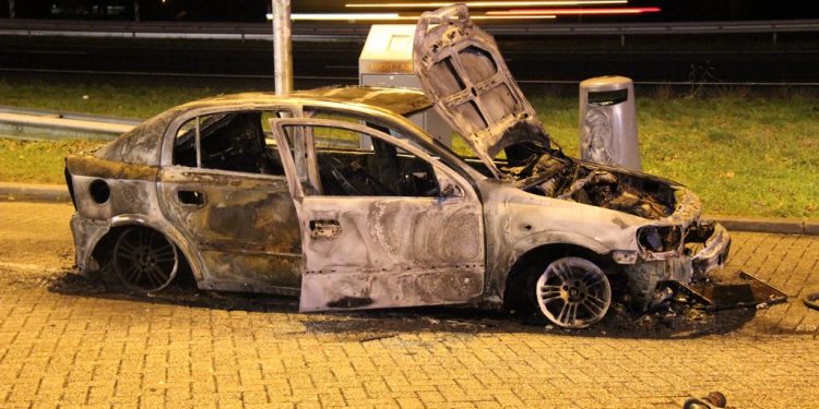 Auto volledig uitgebrand op parkeerplaats Struik brandweer 
