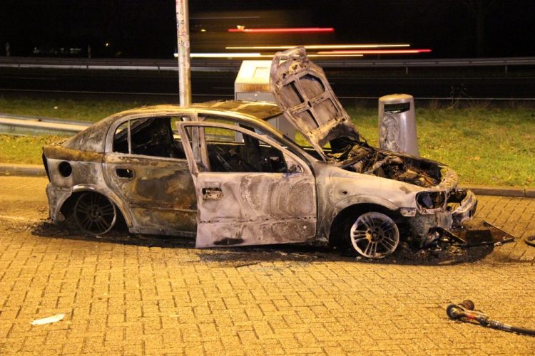 Auto volledig uitgebrand op parkeerplaats Struik brandweer 