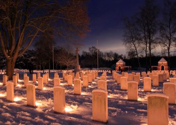 Kaarsjesceremonie op kerstavond 24 december svnf canadese begraafplaats 