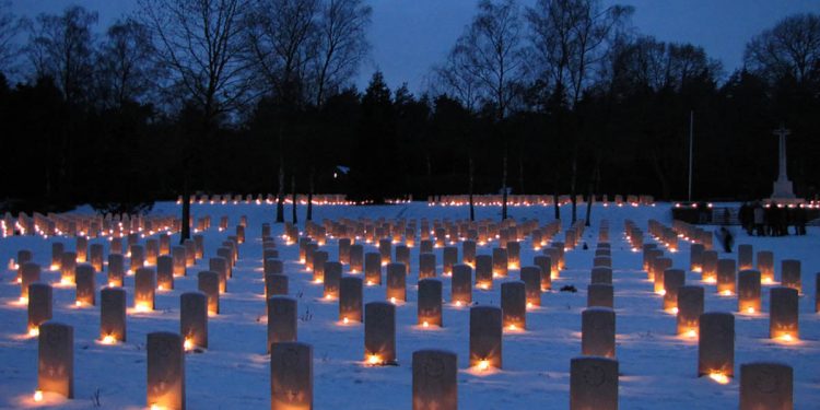 Kaarsjesceremonie op kerstavond 24 december svnf canadese begraafplaats 