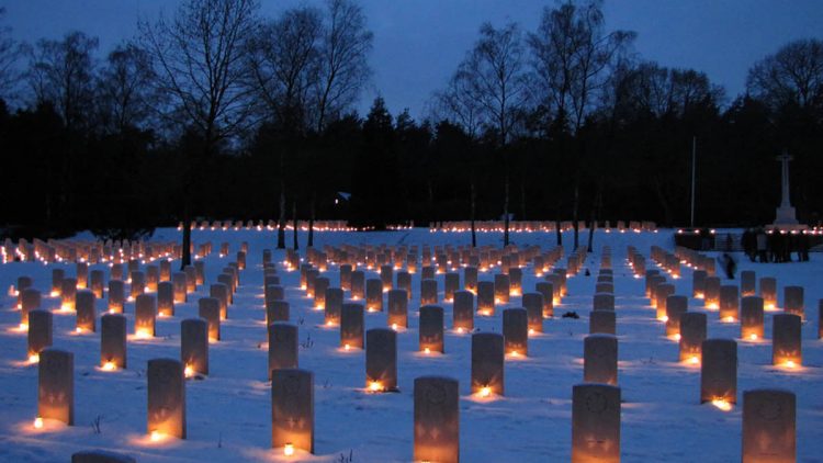 Kaarsjesceremonie op kerstavond 24 december svnf canadese begraafplaats 