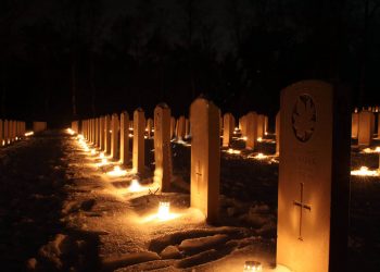 Herdenkingslichten Canadese Begraafplaats op 24 december svnf canadese begraafplaats 