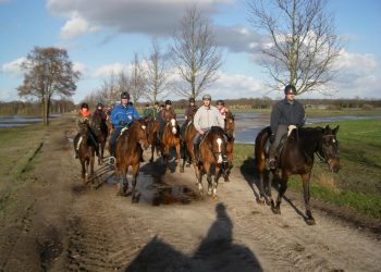 Beurs Ruiter- en paardenspullen voor goede doel van start snorrewind 