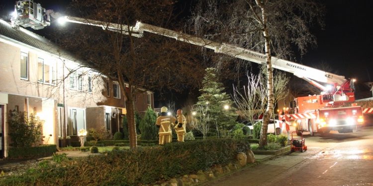 Schoorsteenbrand bij woning van Holtenserf brandweer 