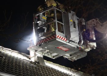 Schoorsteenbrand bij woning van Holtenserf brandweer 