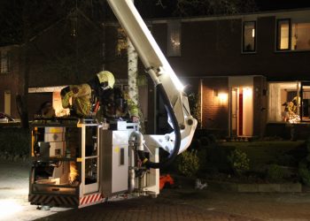 Schoorsteenbrand bij woning van Holtenserf brandweer 
