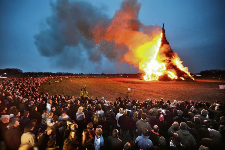 Paasvuur Espelo profiteert flink van stormschade paasvuur espelo 