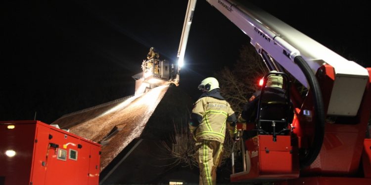 Asbest vrijgekomen bij schoorsteenbrand Vrijheidslaan brandweer 