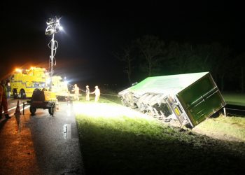 Vrachtwagen in de sloot langs de N332 