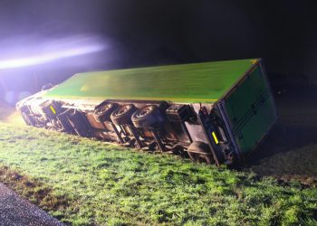 Vrachtwagen in de sloot langs de N332 