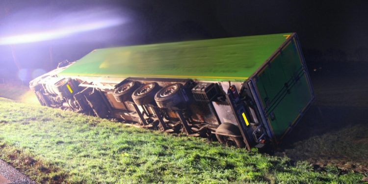 Vrachtwagen in de sloot langs de N332 