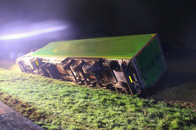 Vrachtwagen in de sloot langs de N332 