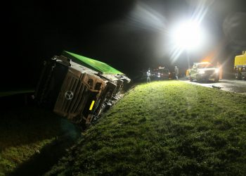 Vrachtwagen in de sloot langs de N332 