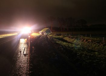 Vrachtwagen in de sloot langs de N332 