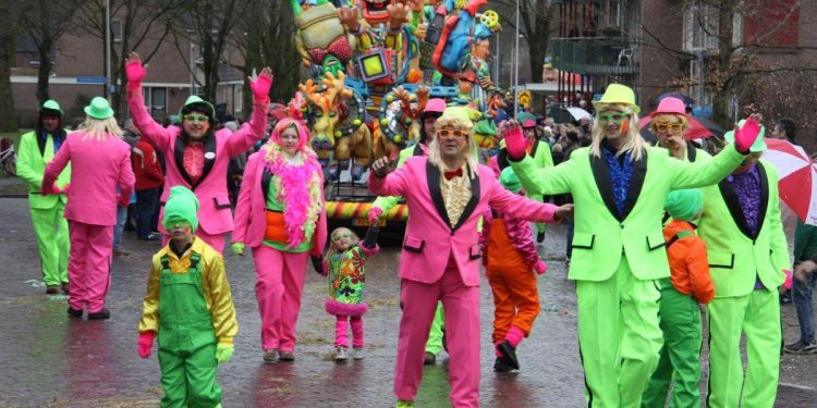 Grootse Keunedarpse carnavalsoptocht smidsbelt fienpreuvers daglicht 
