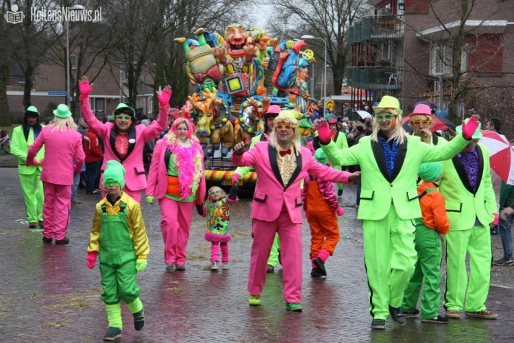 Grootse Keunedarpse carnavalsoptocht smidsbelt fienpreuvers daglicht 