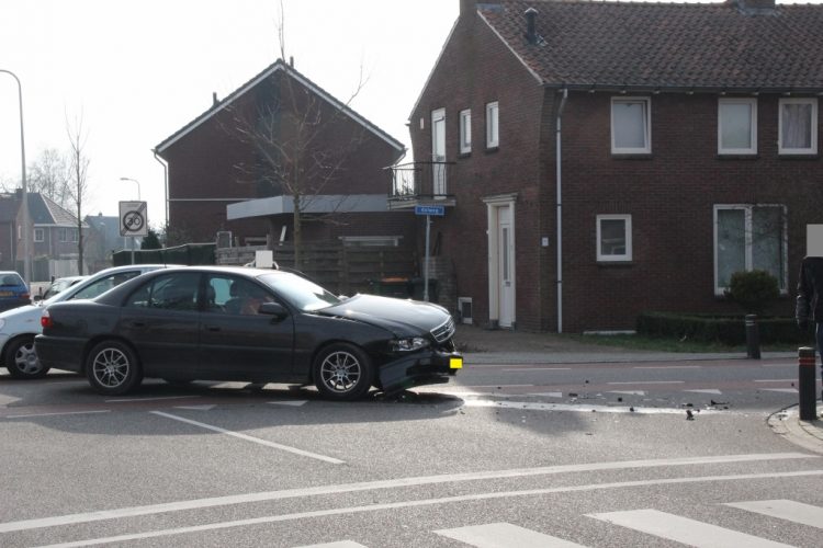 Verkeersongeval op de kruising Kolweg / H.J. Wansinkstraat 