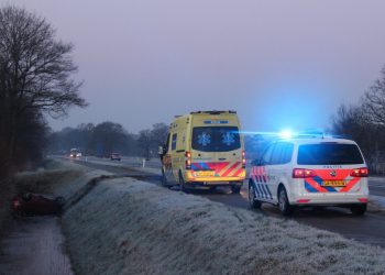 Auto in de sloot door gladheid Deventerweg 