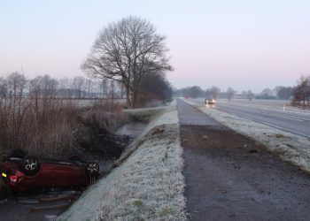 Auto in de sloot door gladheid Deventerweg 