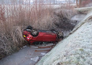 Auto in de sloot door gladheid Deventerweg 