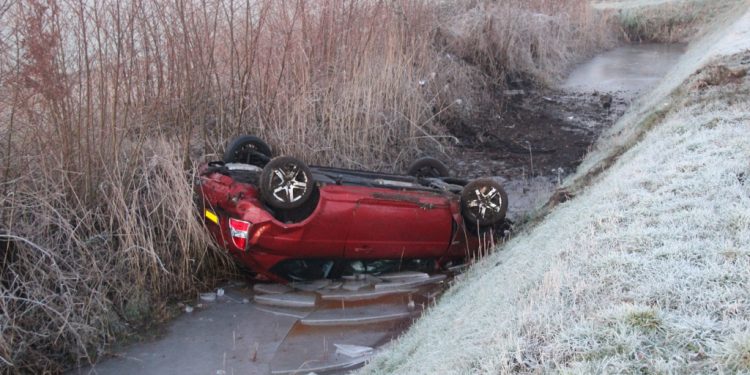 HoltensNieuws.nl Auto in de sloot door gladheid Deventerweg Auto in de sloot door gladheid Deventerweg