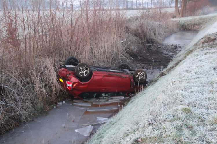 Auto in de sloot door gladheid Deventerweg 