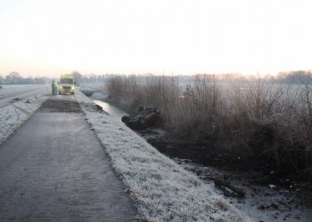 Auto in de sloot door gladheid Deventerweg 