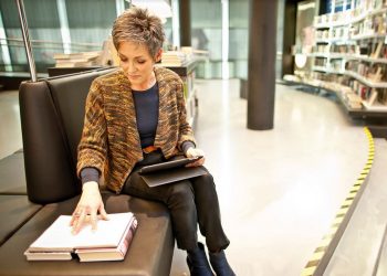 Burgemeester draagt Groot Dictee Rijssen-Holten voor gemeente bibliotheek 
