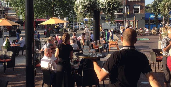 Tot 01:00 uur is een drankje op het terras in Rijssen-Holten mogelijk vvd lokaal kulturhus 