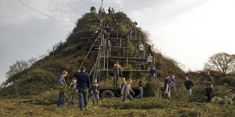 De laatste loodjes in de strijd om het grootste paasvuur van Nederland paasvuur espelo 