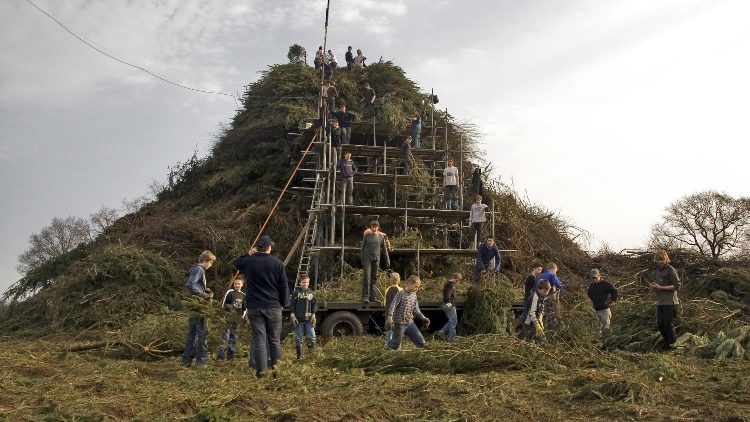 De laatste loodjes in de strijd om het grootste paasvuur van Nederland paasvuur espelo 